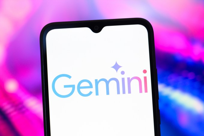 لوگوی Google Gemini AI روی صفحه نمایش یک گوشی هوشمند