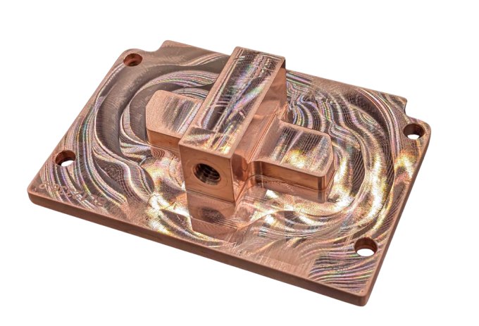 نمایی از یک صفحه خنک‌کننده مسی در پس‌زمینه سفید.